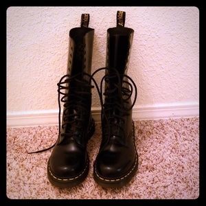 Dr. Martin's 14-eye 1914 smooth black boots